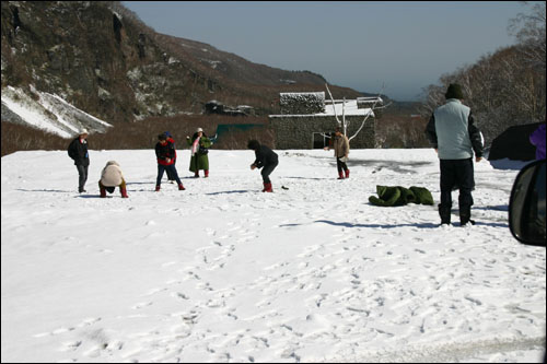 생전 처음 눈을 본 대만 관광객들이 눈싸움을 하고 있다 